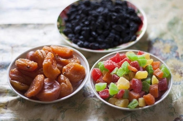 Кулич с изюмом и цукатами